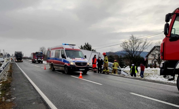 W Wysokiem kierujący Iveco próbował wyprzedzać. Wtedy doszło do kolizji. W Mszanie Dolnej sprawca kolizji uciekł z miejsca zdarzenia
