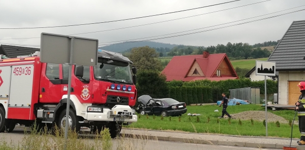 Kolizja dwóch samochodów na drodze powiatowej