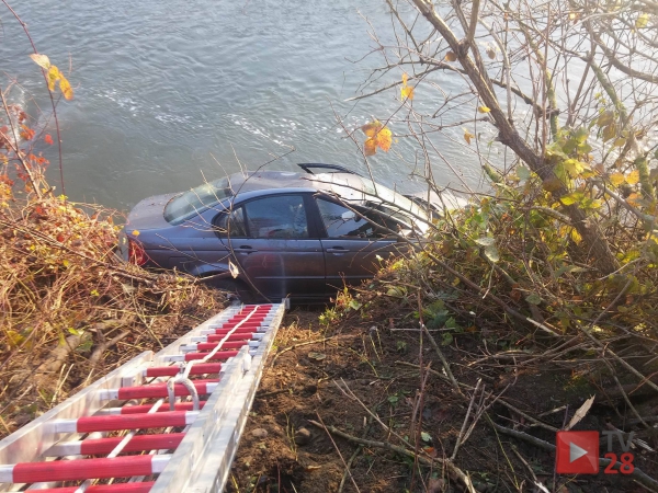 Dobczyce. Policjanci z komisariatu uratowali mężczyznę uwięzionego w aucie, które omal nie wpadło do rzeki