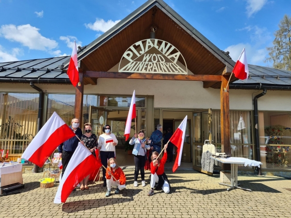 Biało-czerwono przed Pijalnią Wód Mineralnych