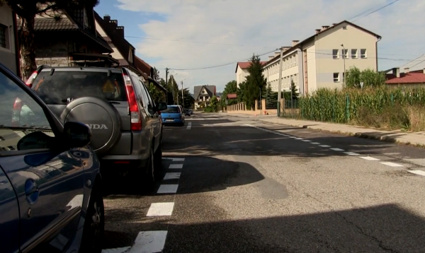 „Dobra wola operatora strefy płatnego parkowania”. 15 minut bezpłatnego postoju przy Szkole Podstawowej nr 1 nie dla każdego rodzica