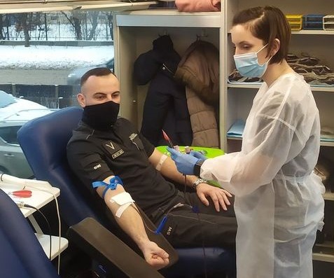 Pomagał innym, teraz sam potrzebuje pomocy. Funkcjonariusze Zakładu Karnego w Tarnowie – Mościcach oddali krew dla druha OSP z Pcimia