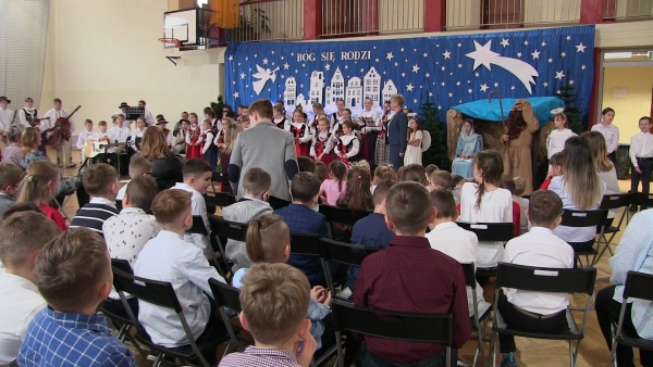 Szkolne jasełka z zespołem „Mali Łętowianie"