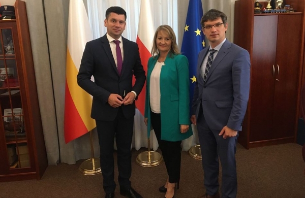 Wójt Paweł Ptaszek rozmawiał o inwestycjach z wicemarszałkiem Łukaszem Smółką. Spotkanie zainicjowała radna Anna Smaga-Trojanowska