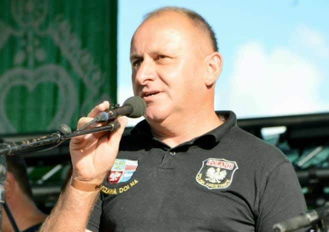 Członkowie Orkiestry Dętej OSP z kapelmistrzem Piotrem Ratajem kierują słowa wdzięczności do Stanisława Antosza