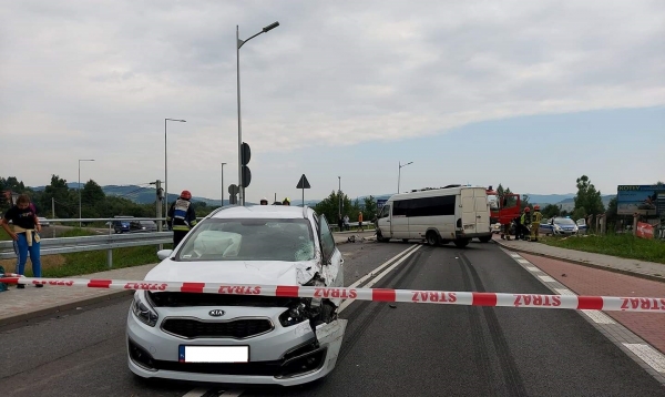 Kolizja dwóch samochodów i kursowego busa na ul. Krakowskiej w Mszanie Dolnej. Droga wojewódzka 968 zablokowana