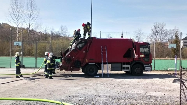 Strażacy ugasili ogień w śmieciarce