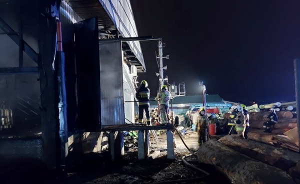 Pożar tartaku przy ul. Krakowskiej w Mszanie Dolnej. W akcji 13 zastępów straży pożarnej