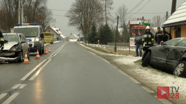 Mszana Górna. Jedna osoba trafiła do szpitala po zderzeniu Forda z VW