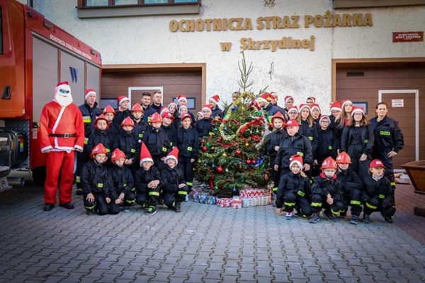 Skrzydlna. Strażacy składają życzenia świąteczne