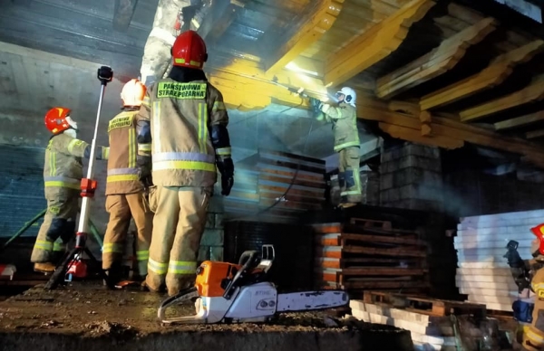 Groźny pożar palet składowanych na terenie zakładu