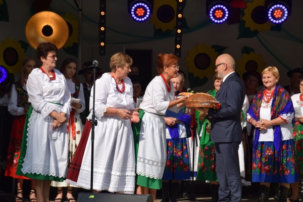 Dziękczynienie za plony zakończone zabawą taneczną w parku. Podsumowanie gminnych dożynek