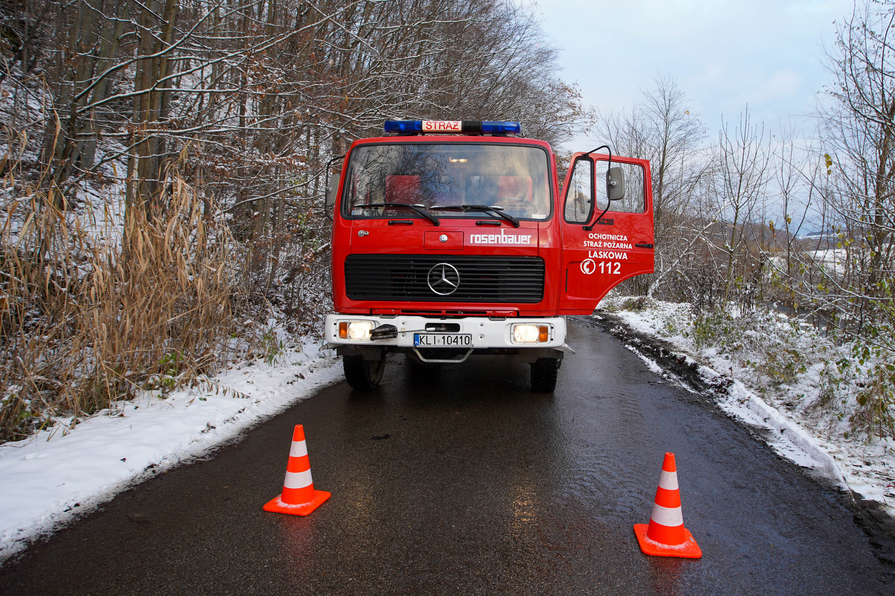 Czołowe zderzenie dwóch samochodów na drodze gminnej. Służby ruszają na pomoc poszkodowanym