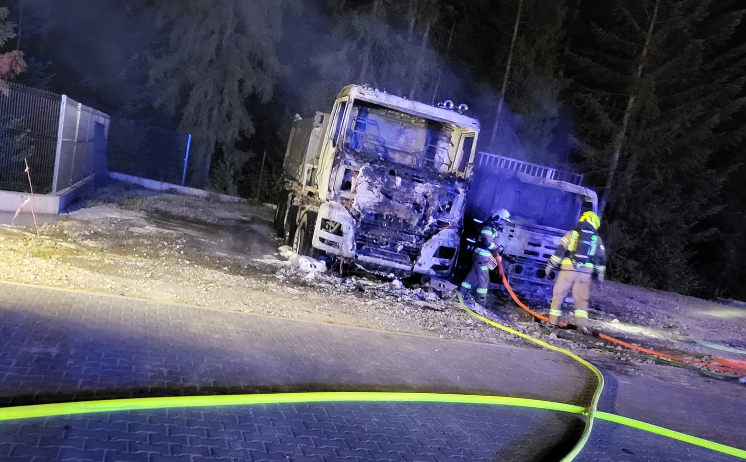 Lubomierz. Pożar zaparkowanych obok siebie samochodów