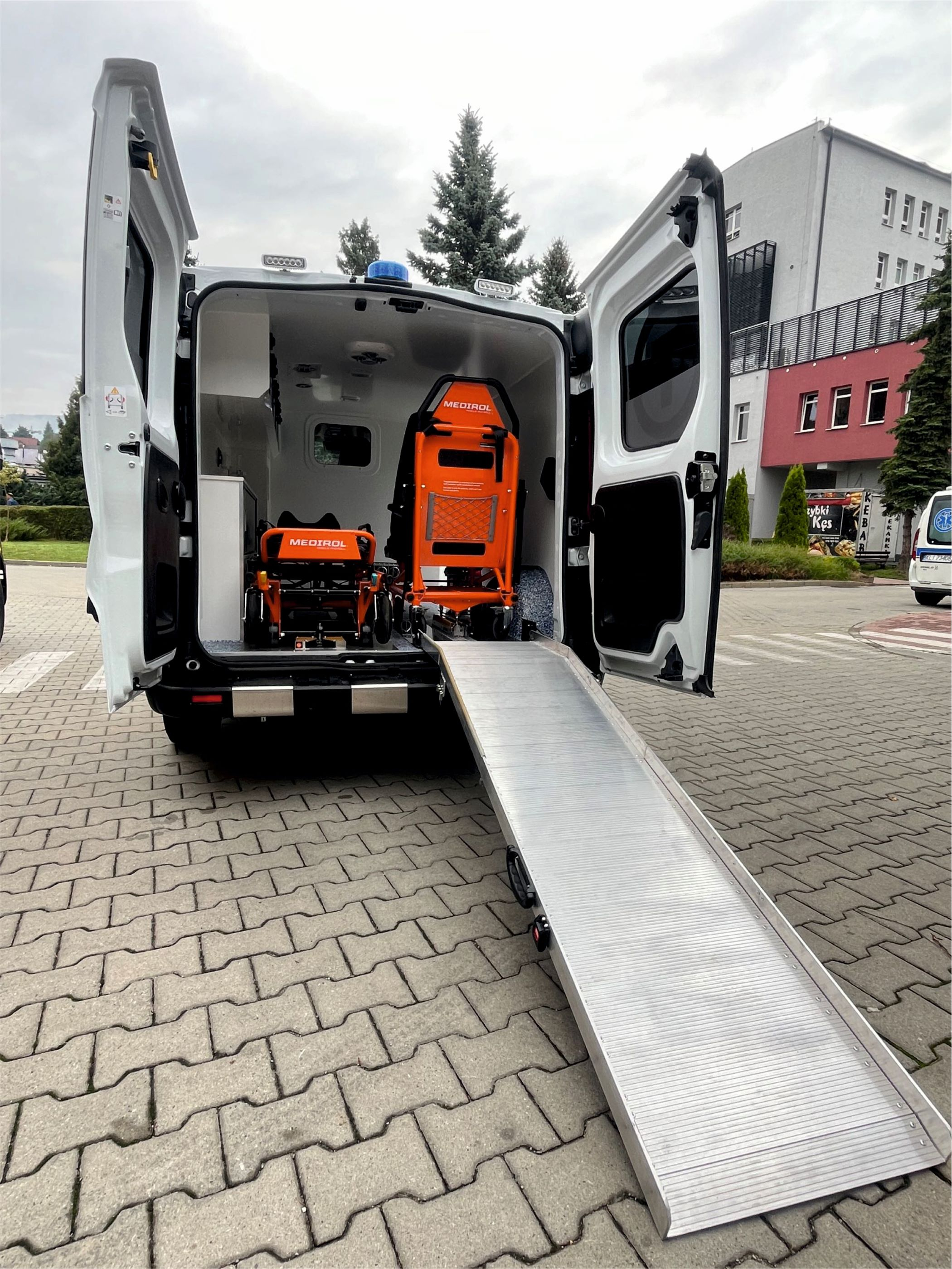 Szpital w Limanowej z nowymi ambulansami