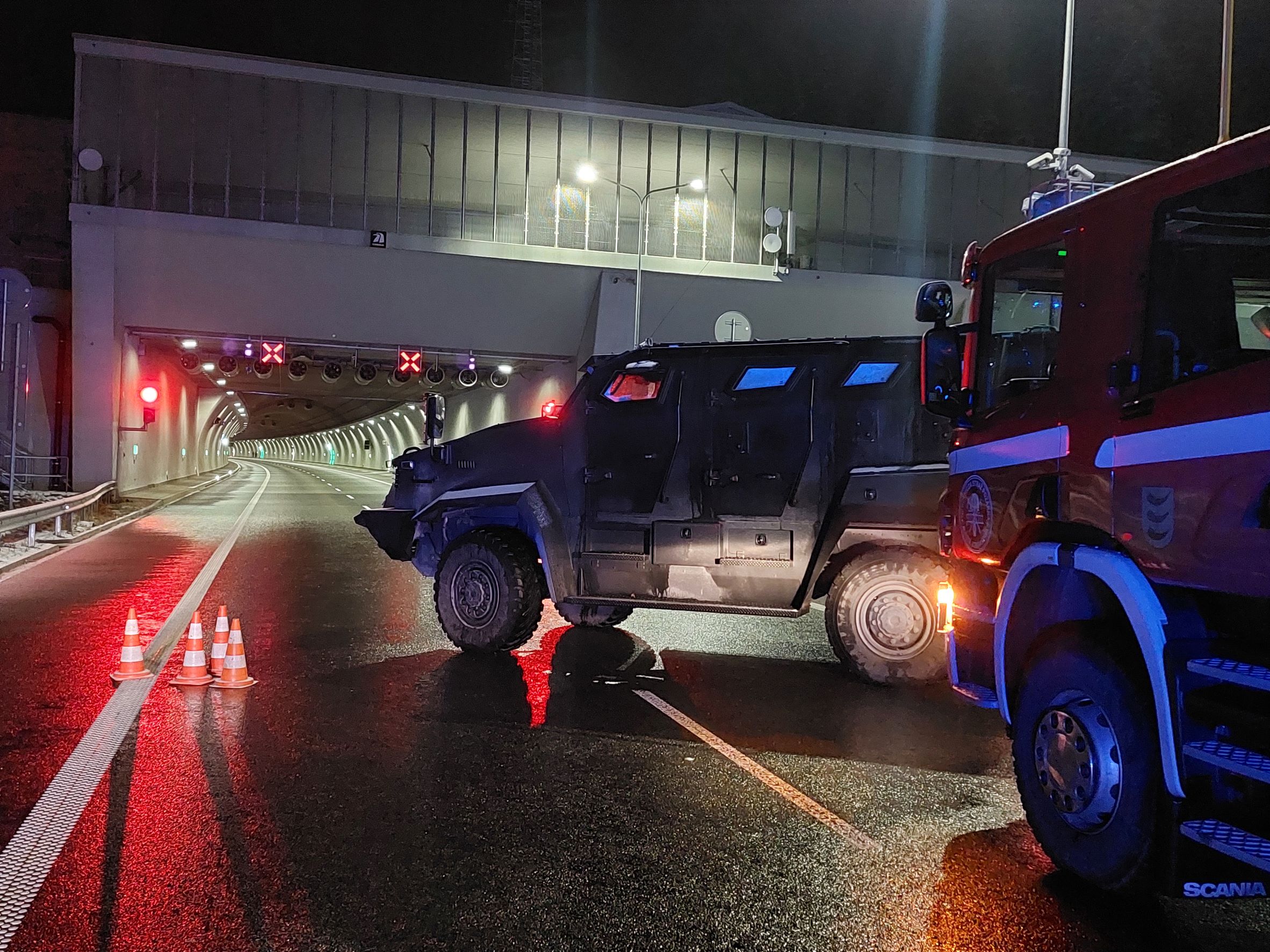 Zamachowcy zablokowali go w środku i zagrozili jego wysadzeniem. Ćwiczenia służb w tunelu pod Luboniem Małym