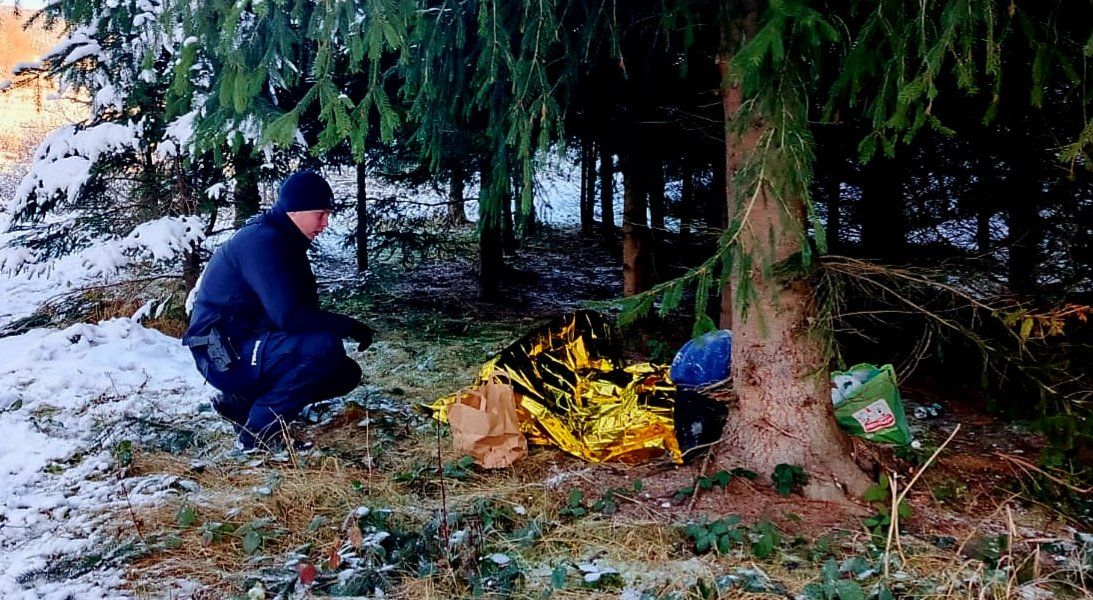 Policjanci z Mszany Dolnej na czas pomogli mężczyźnie. 28-latek leżał w lesie