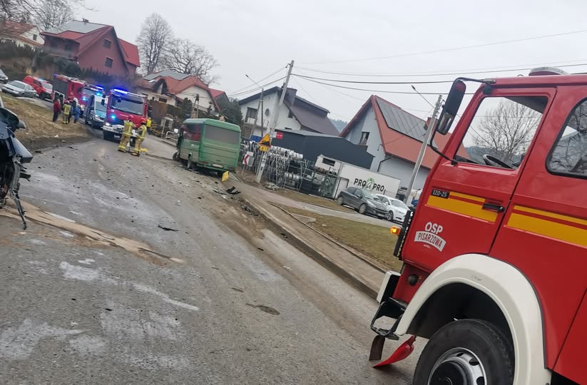 Pisarzowa. Zderzenie kursowego busa z osobówką