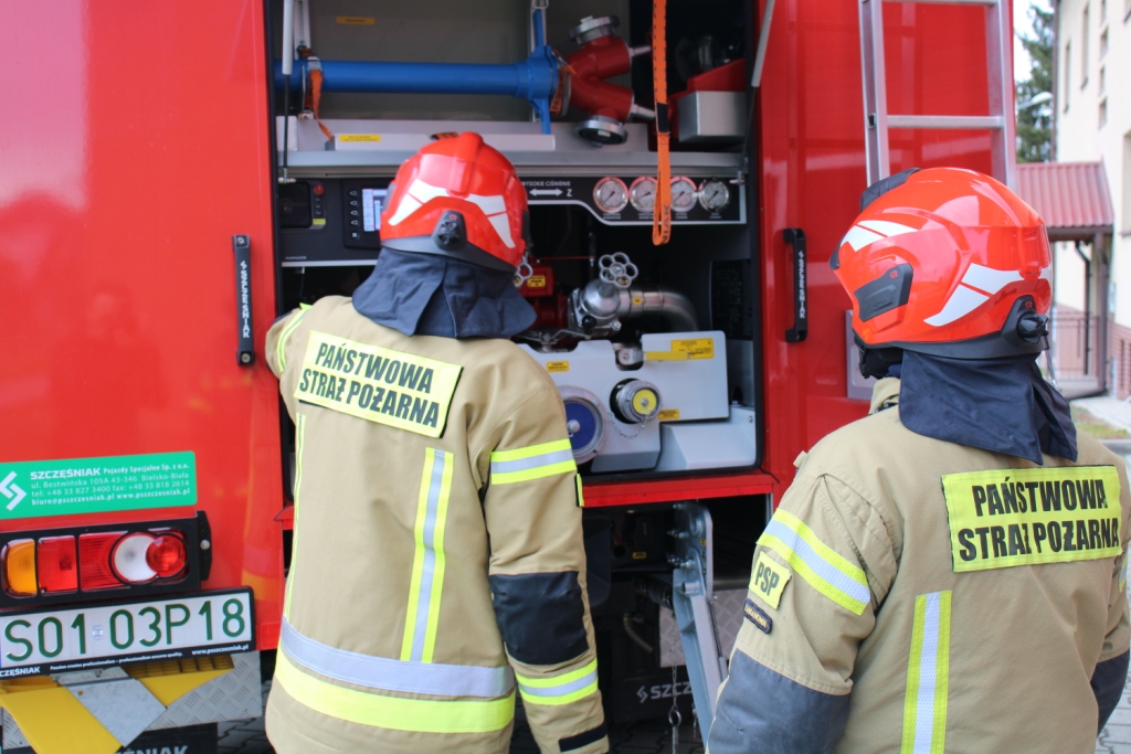 Porąbka/Dobra. Podczas prac ziemnych uszkodzili rurę z gazem pod drogą