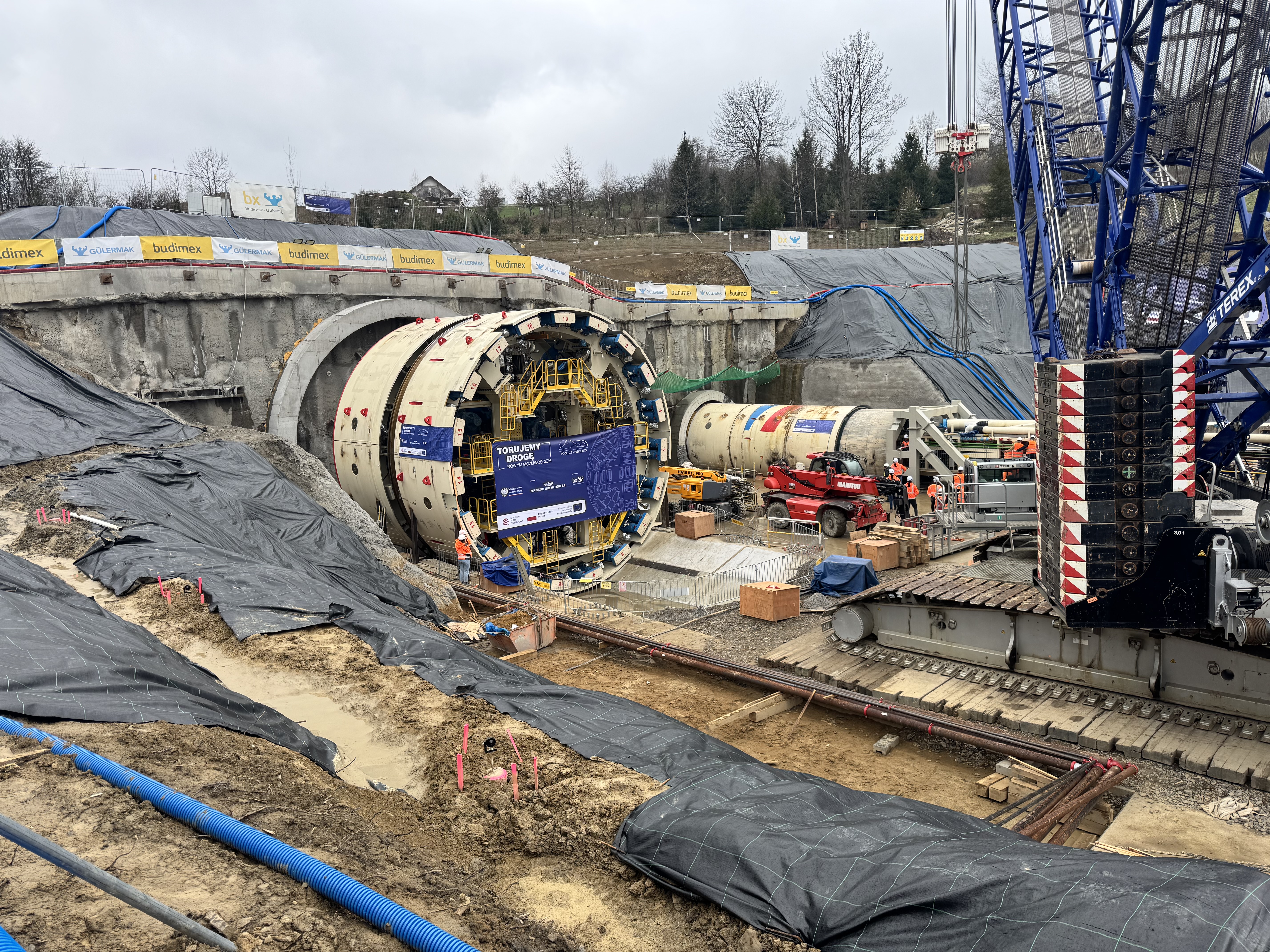Męcina. Symboliczny ruch obrotowy tarczy maszyny TBM rozpoczął drążenie tunelu kolejowego