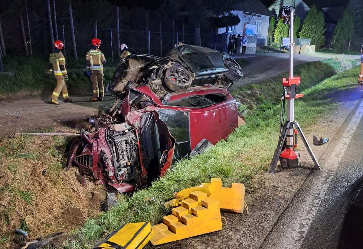 Dobra. Nocne zderzenie samochodów na „krajówce”