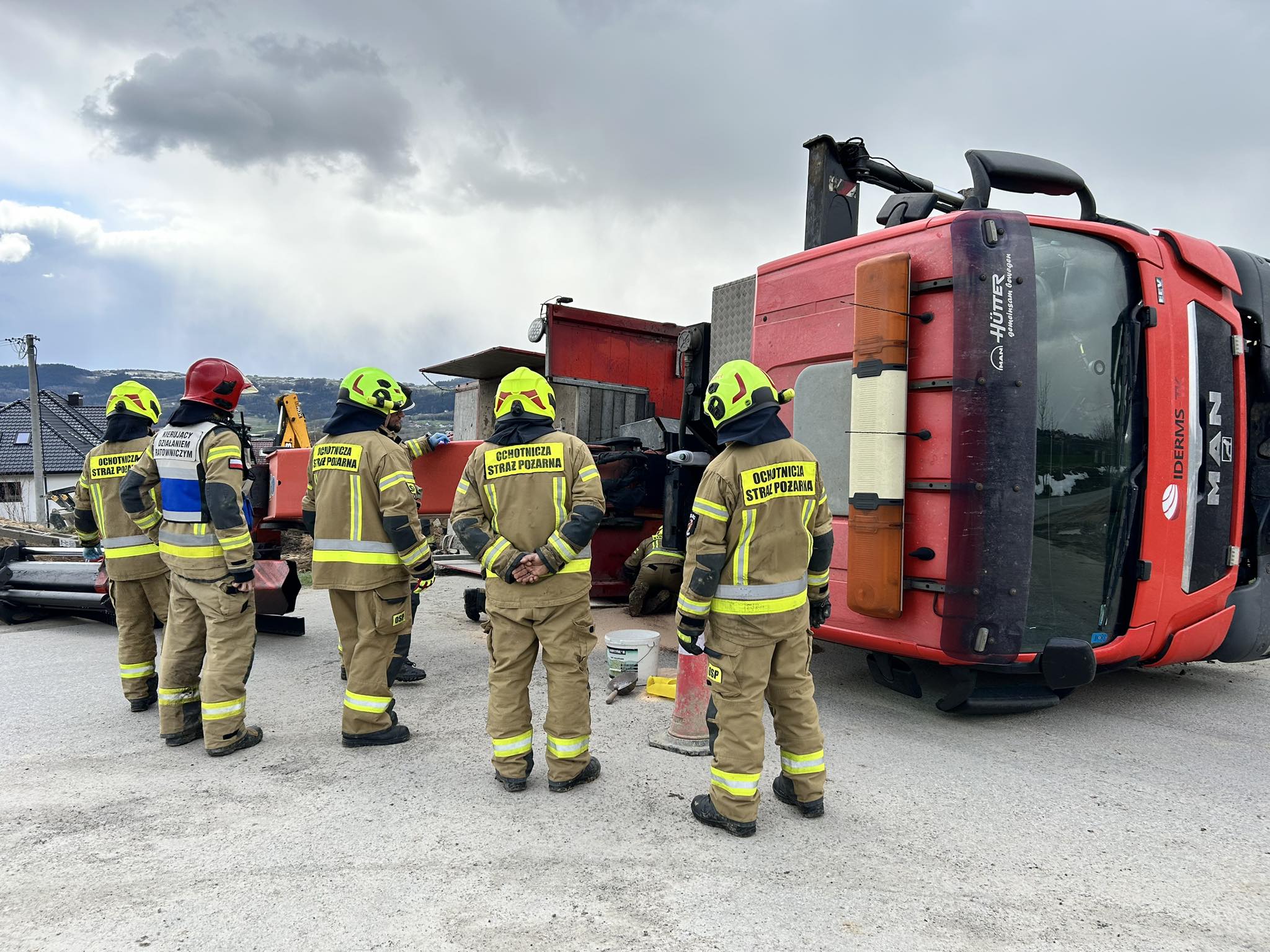 Męcina. Samochód ciężarowy z HDS-em przewrócił się
