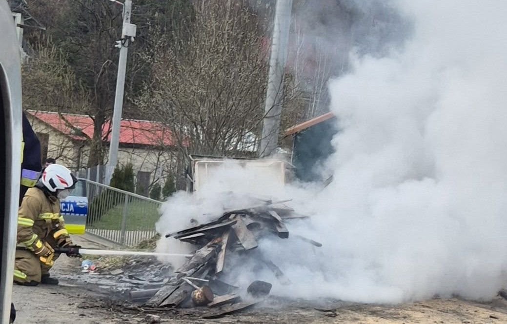 Koszary. Paliły się elektrośmieci, interwencja strażaków