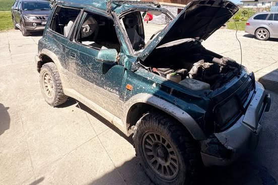 Łętowe. W lesie wywrócił się samochód terenowy, ucierpiała jedna osoba