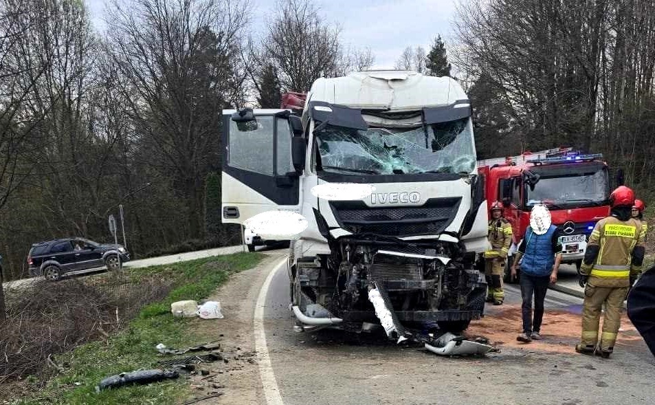Utrudnienia na drodze z Chełmca do Limanowej. Wypadek w Rdziostowie
