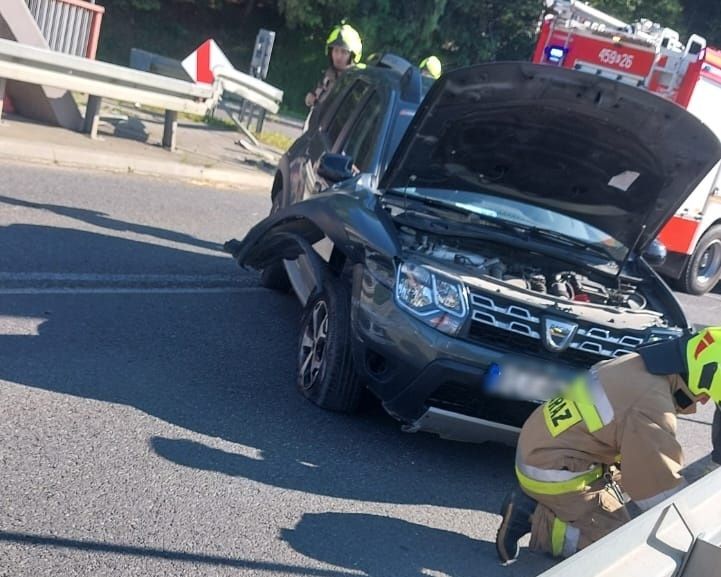 Laskowa. 23-letnia kierująca najechała na barierę energochłonną