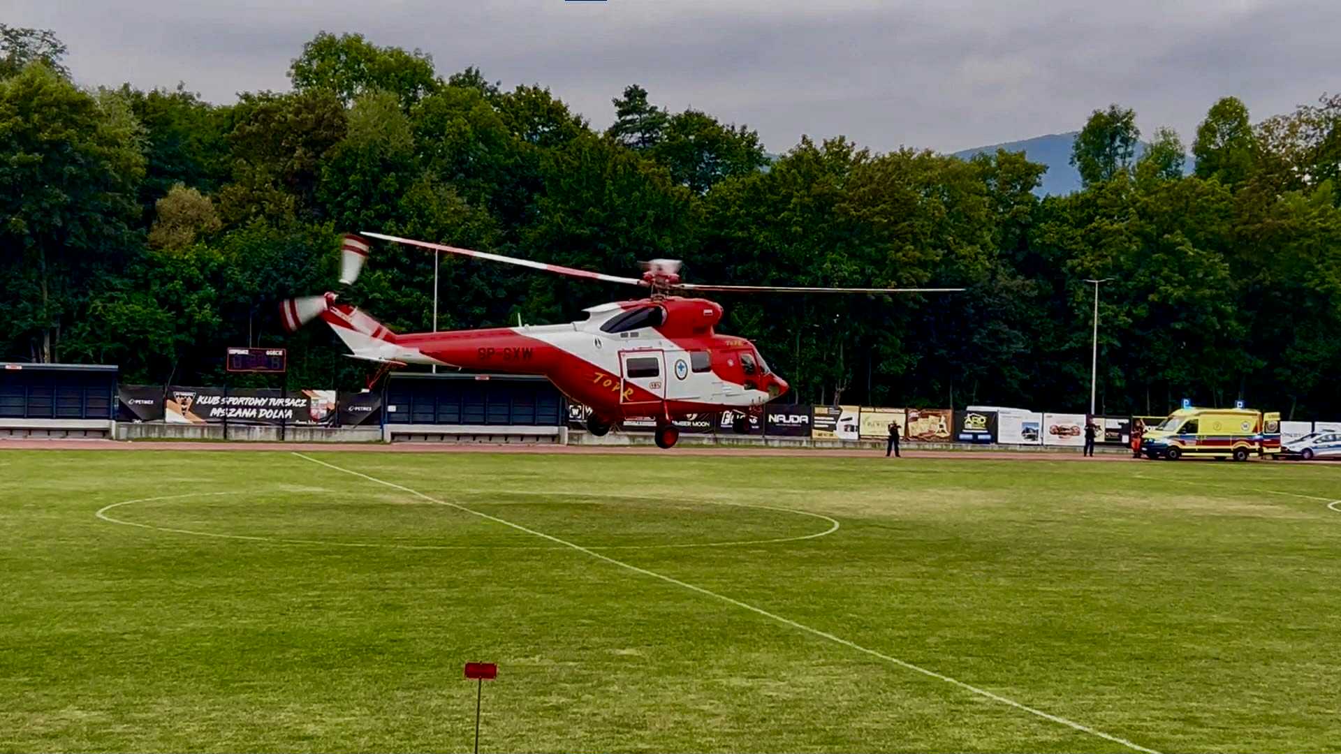 Ranny mężczyzna znaleziony na dworcu. W Mszanie Dolnej lądował śmigłowiec TOPR-u