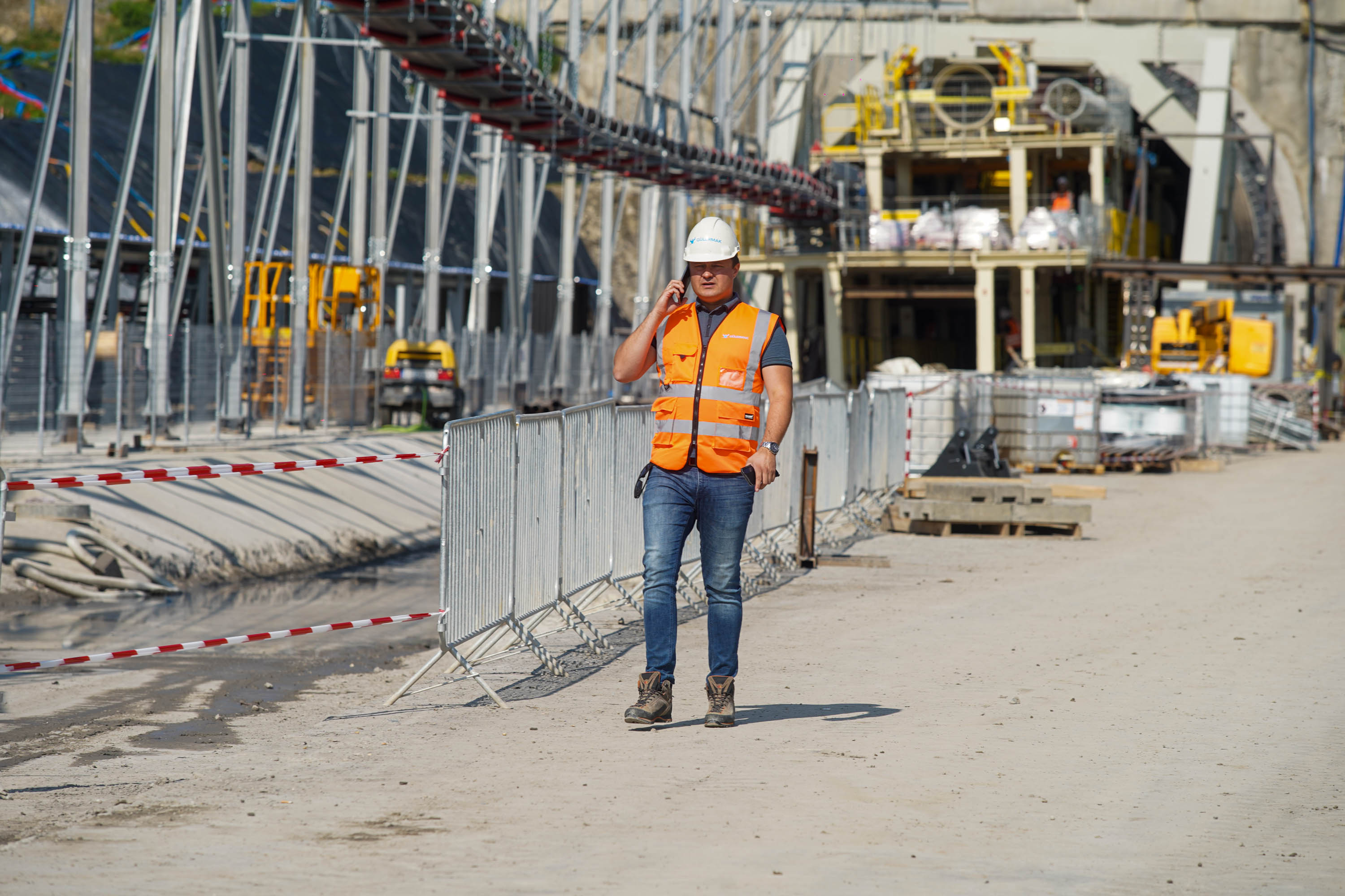 Premier Donald Tusk na placu drążonego tunelu kolejowego. Wspomniał o Kłodnem