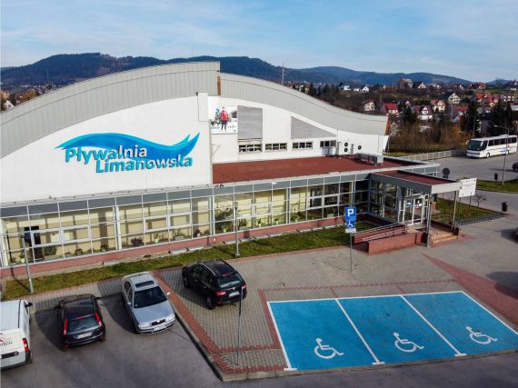 Kryta pływalnia słono kosztuje. „Powiat żąda od miasta” ponoszenia kosztów jej utrzymania