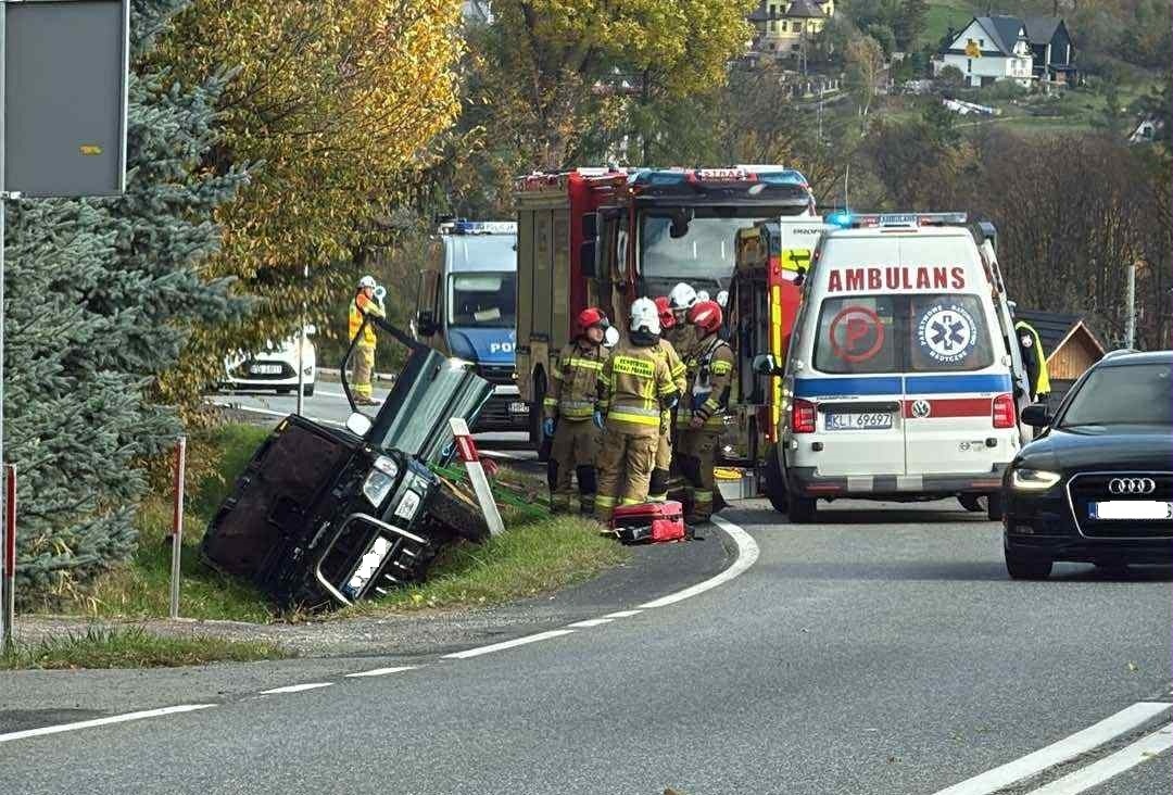 Tymbark. Samochód wjechał do rowu, utrudnienia na „krajówce”
