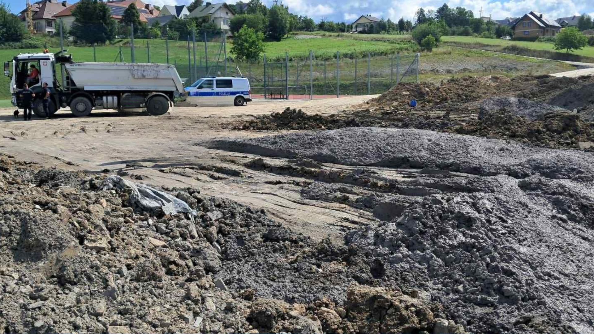 Przyjmują ziemię z placu budowanej linii kolejowej: Mieszkańcy robią to na własną odpowiedzialność