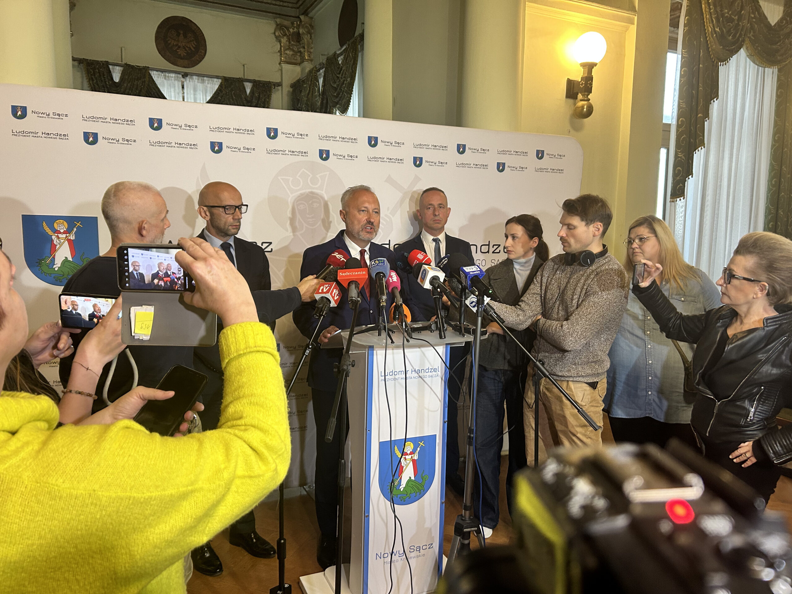 Nowy Sącz. Zatrzymani, przesłuchani i wypuszczeni na wolność prezydenci wydali oświadczenie. Odpowiedzieli tylko na jedno pytanie dziennikarzy