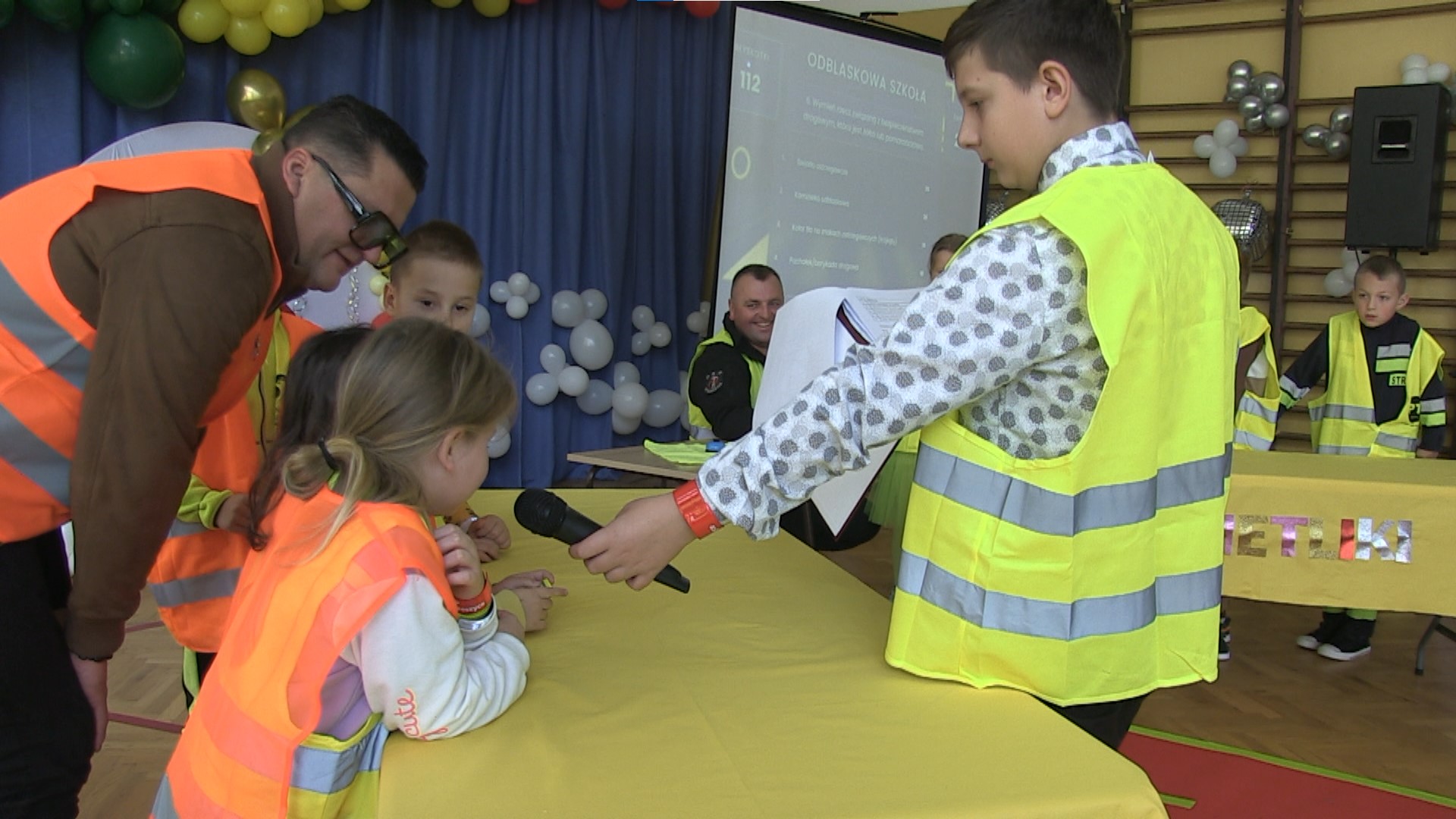 „Odblaskowa szkoła” w Krosnej z Kordianem. Uczniowie włączyli się w ogólnopolską akcję