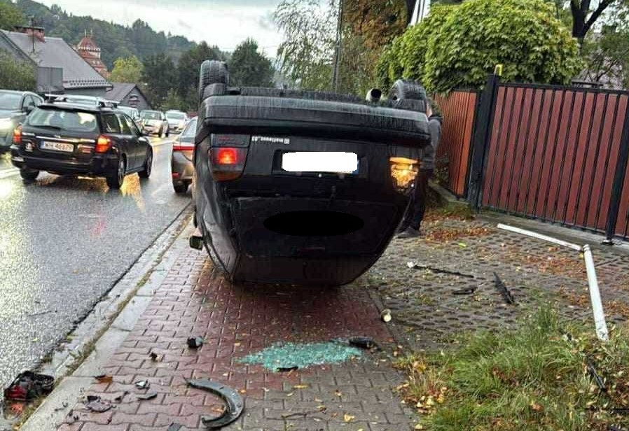 Zderzenie samochodów na ul. Kościuszki w Limanowej, jeden z nich dachował