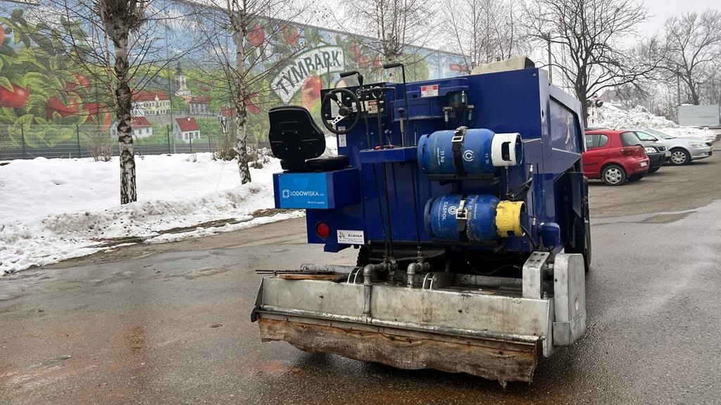 Pierwsi łyżwiarze korzystają już z lodowiska w Tymbarku