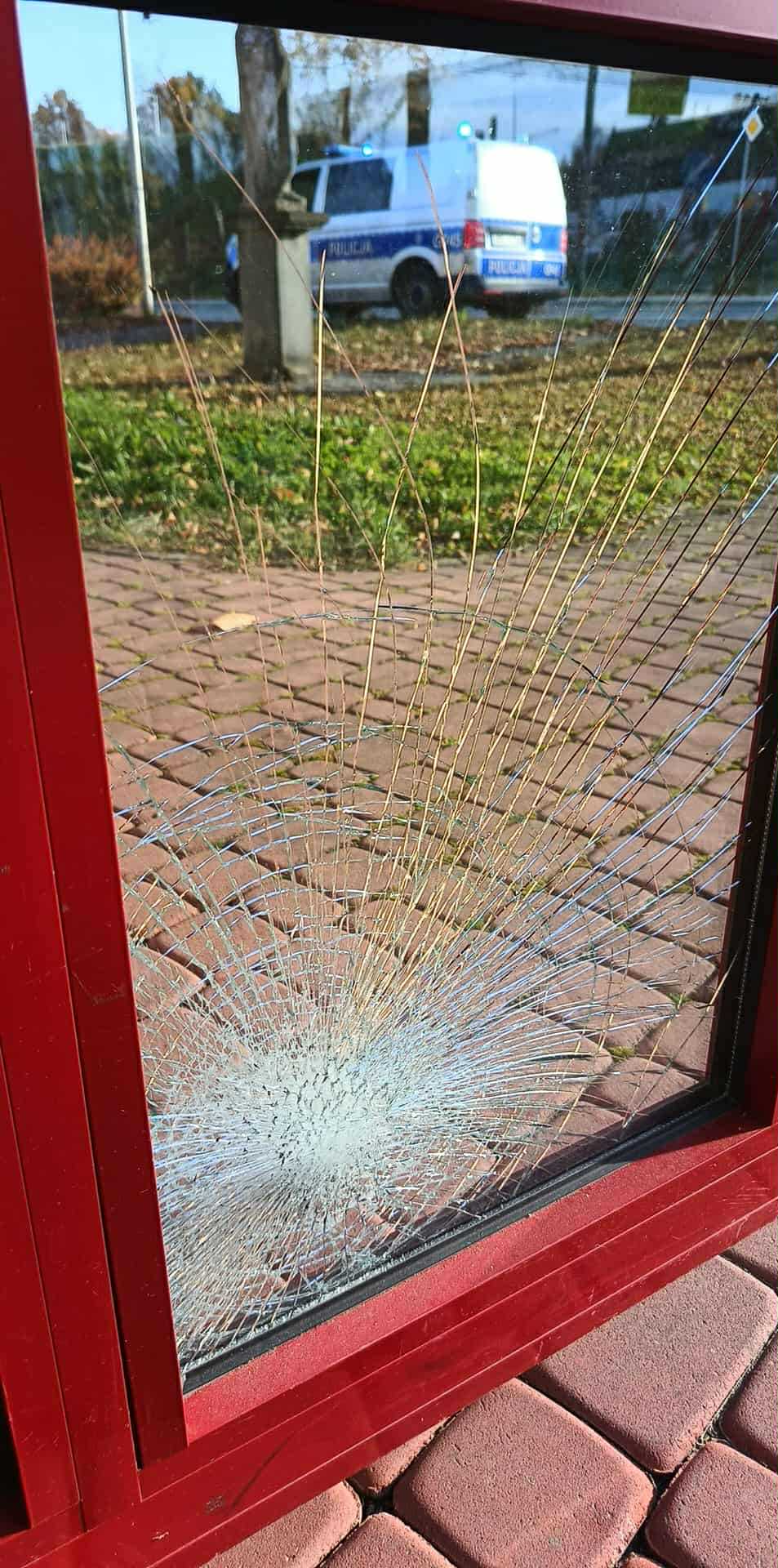 Urządzili sobie balangę pod remizą. Straty? Stłuczona szyba w drzwiach