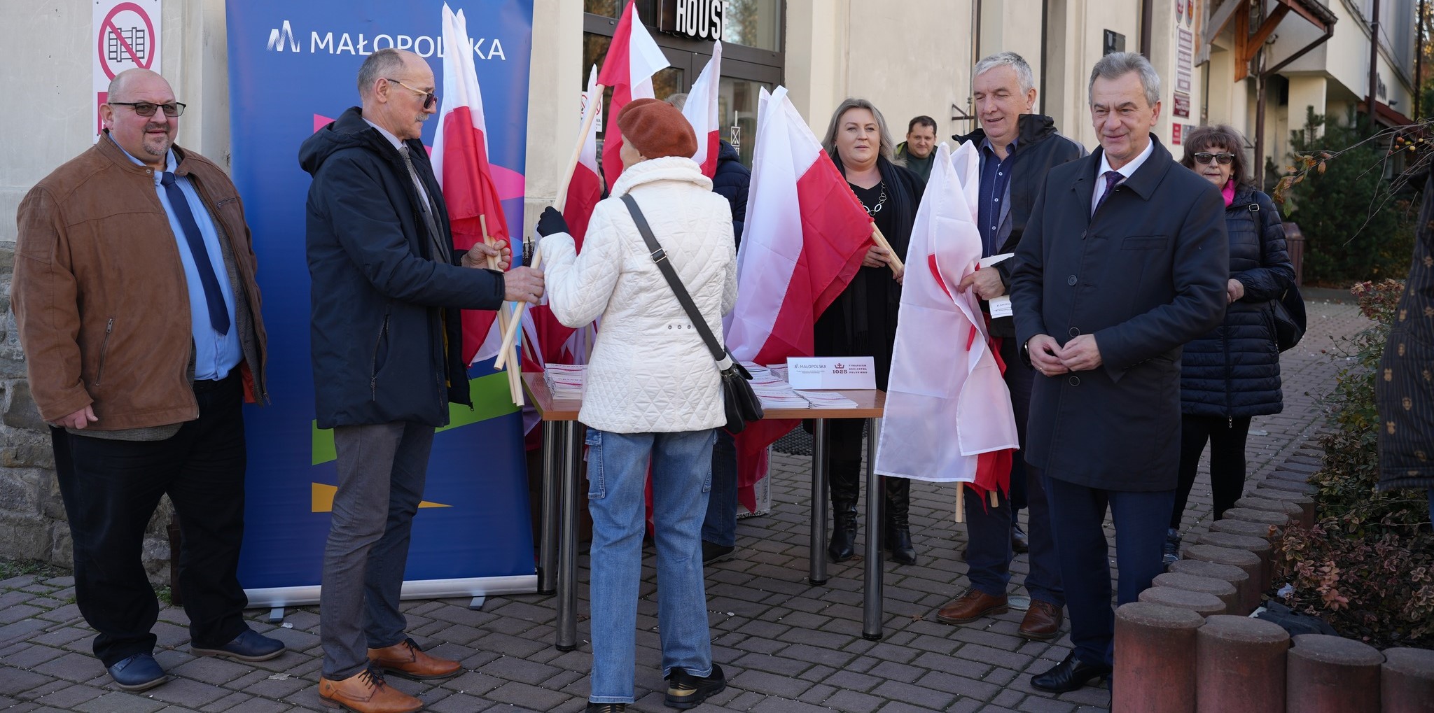 Flagi i śpiewniki dla mieszkańców powiatu