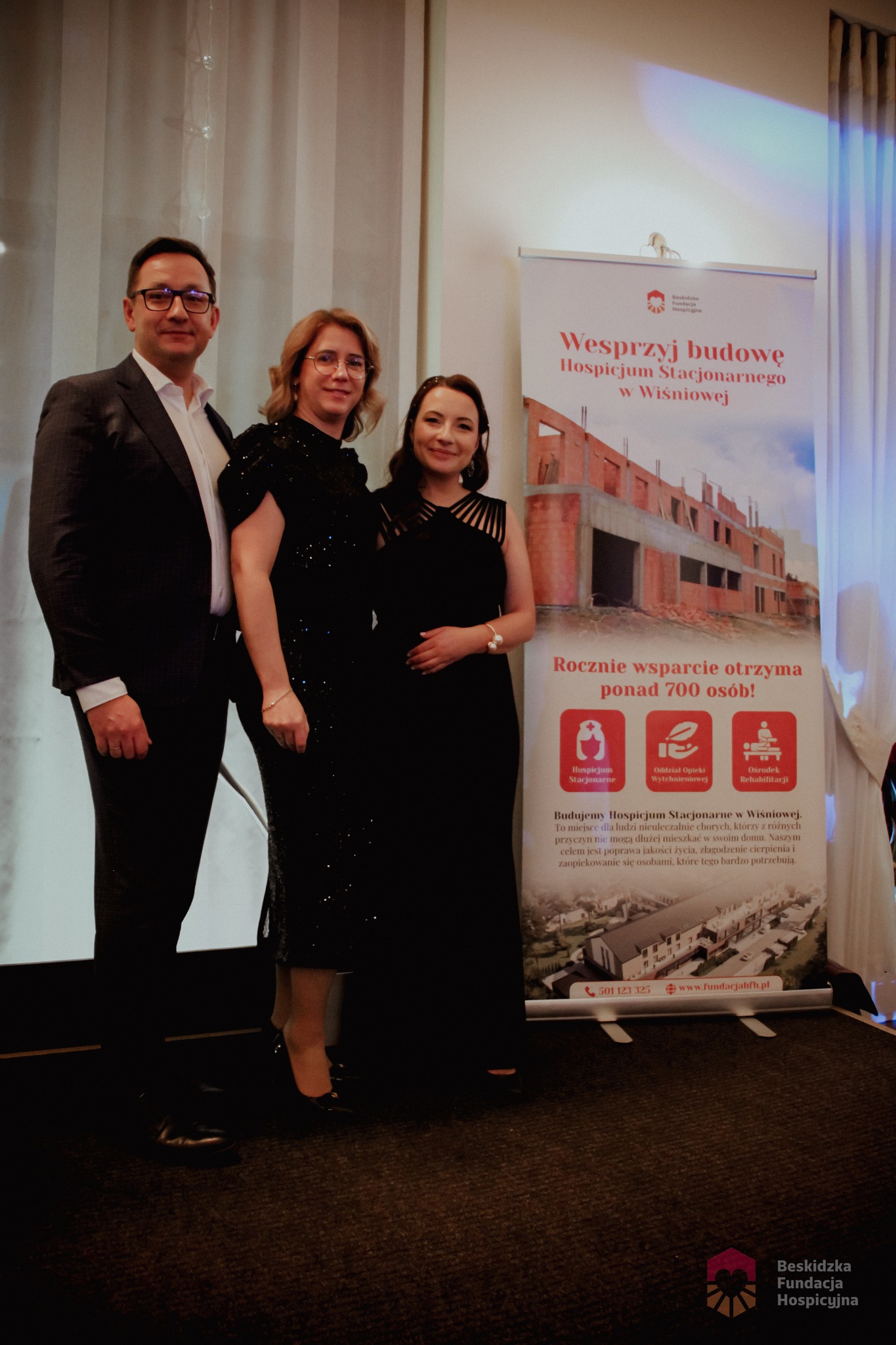 Bal na rzecz hospicjum – zebrano ponad 115 tys. zł, a wicestarosta powiatu myślenickiego przekazała czek