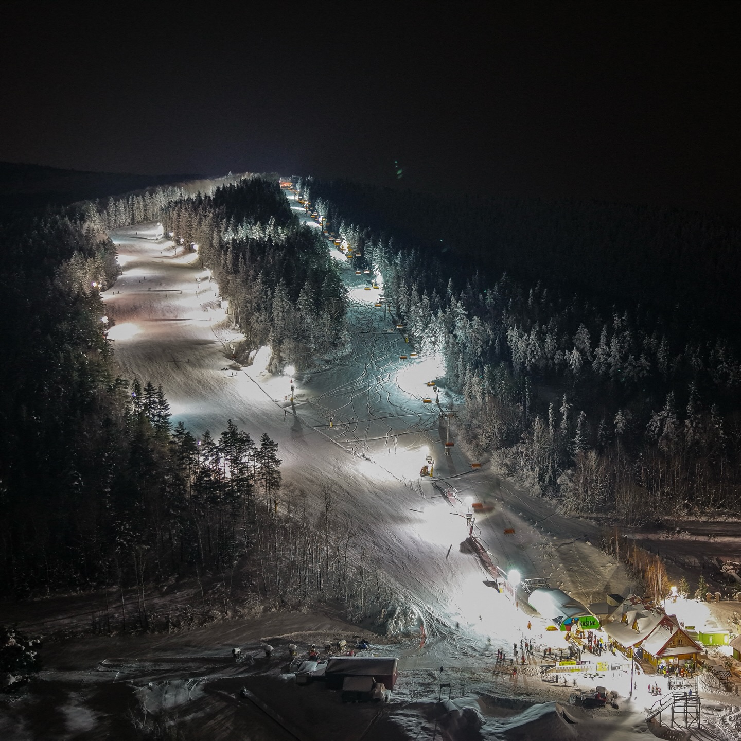 Sezon narciarski ruszył! Pierwsze szusowanie na stoku narciarskim Kasina Ski