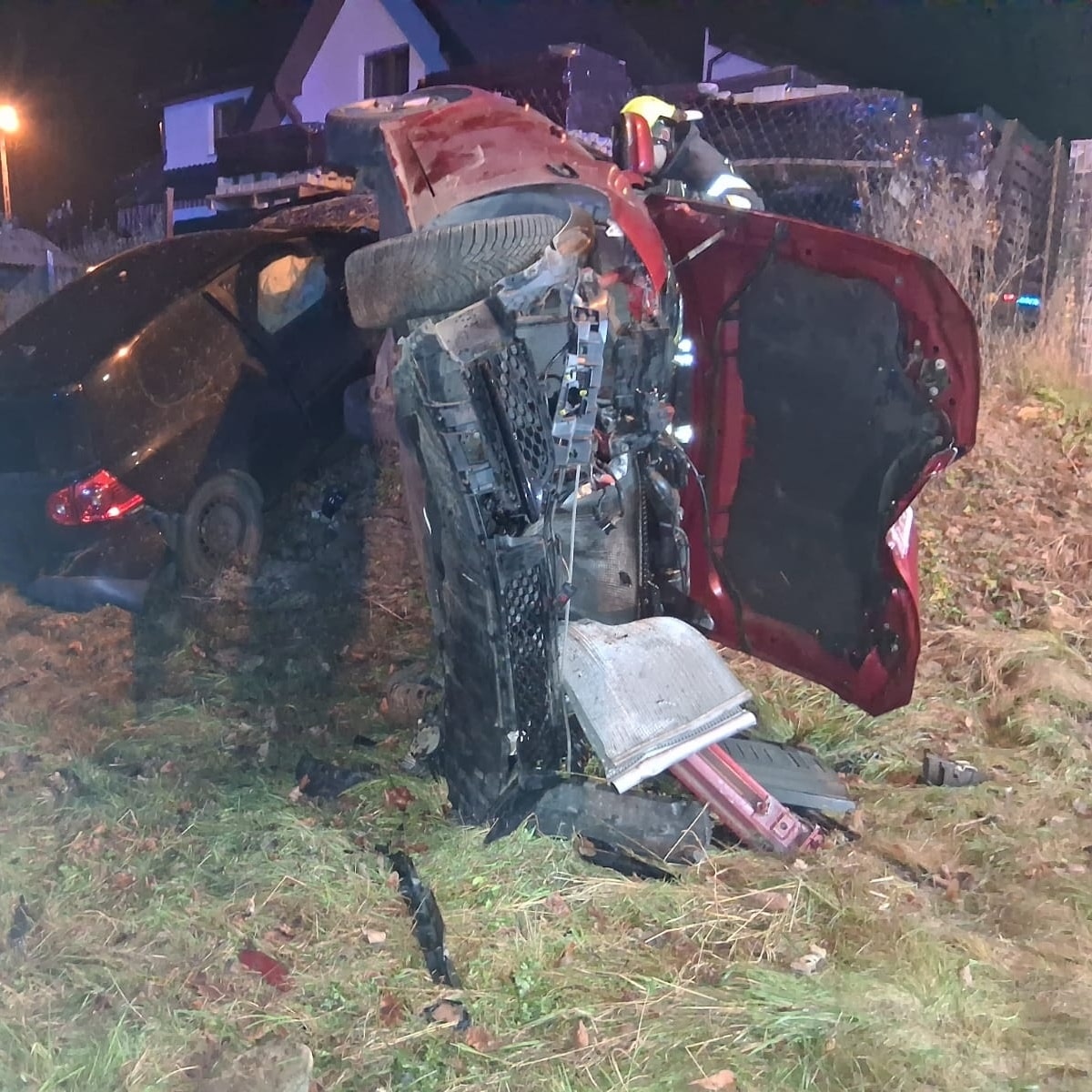 Poręba Wielka. Po stłuczce samochody zatrzymały się na ogrodzeniu