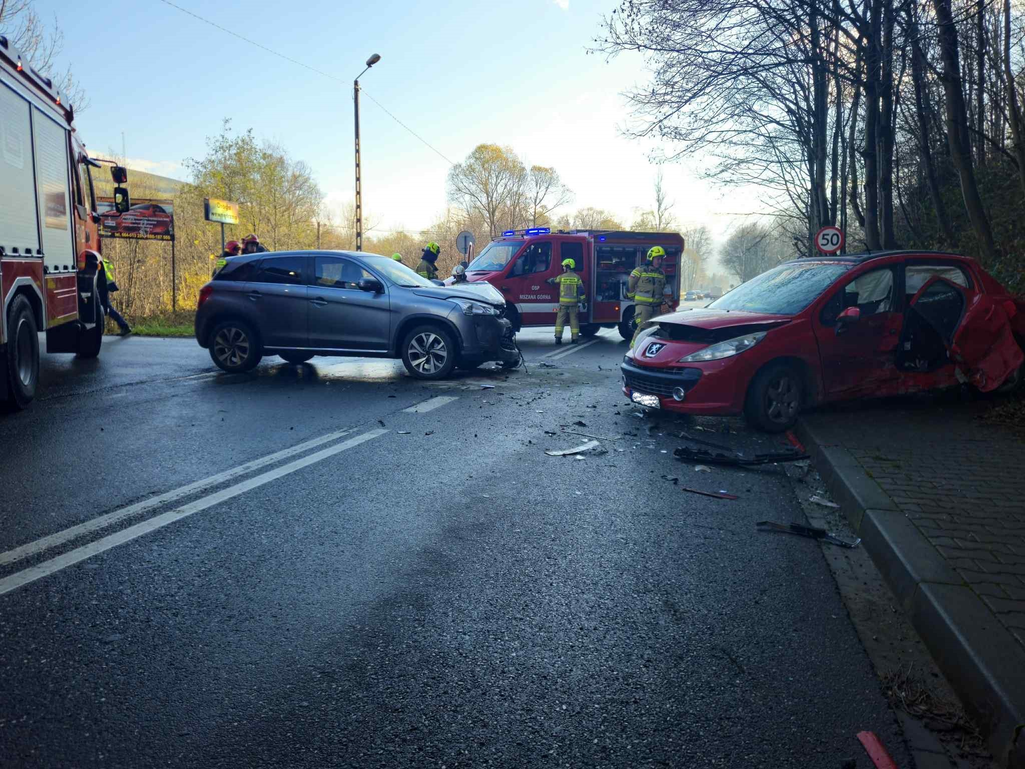 Mszana Górna. Zderzenie samochodów na drodze wojewódzkiej