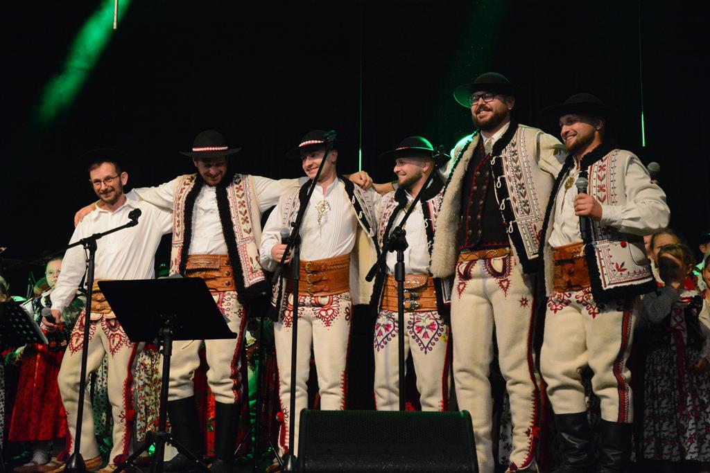 Patriotyczny repertuar w wykonaniu „Doliny Mszanki”. Publiczność przyjęła występ z entuzjazmem