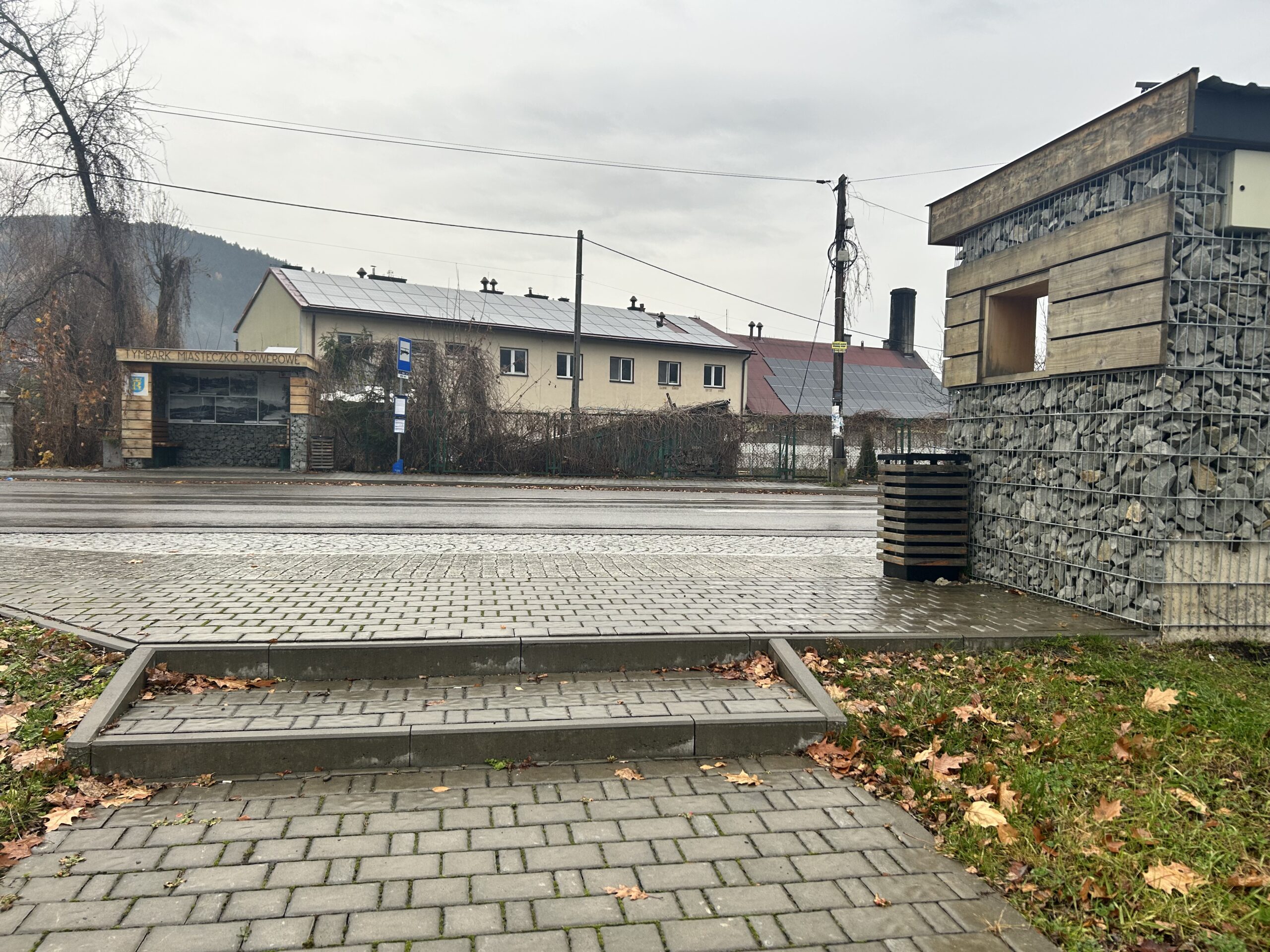 Szpetne graffiti na tymbarskich przystankach