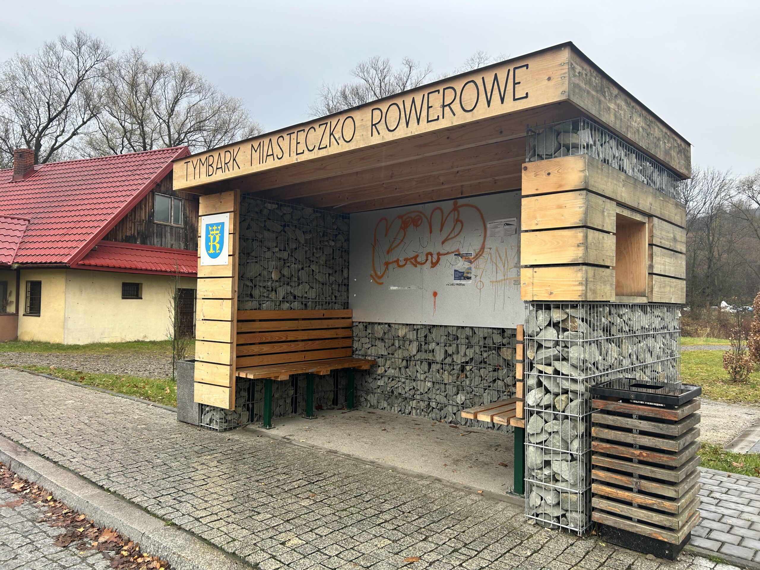 Szpetne graffiti na tymbarskich przystankach