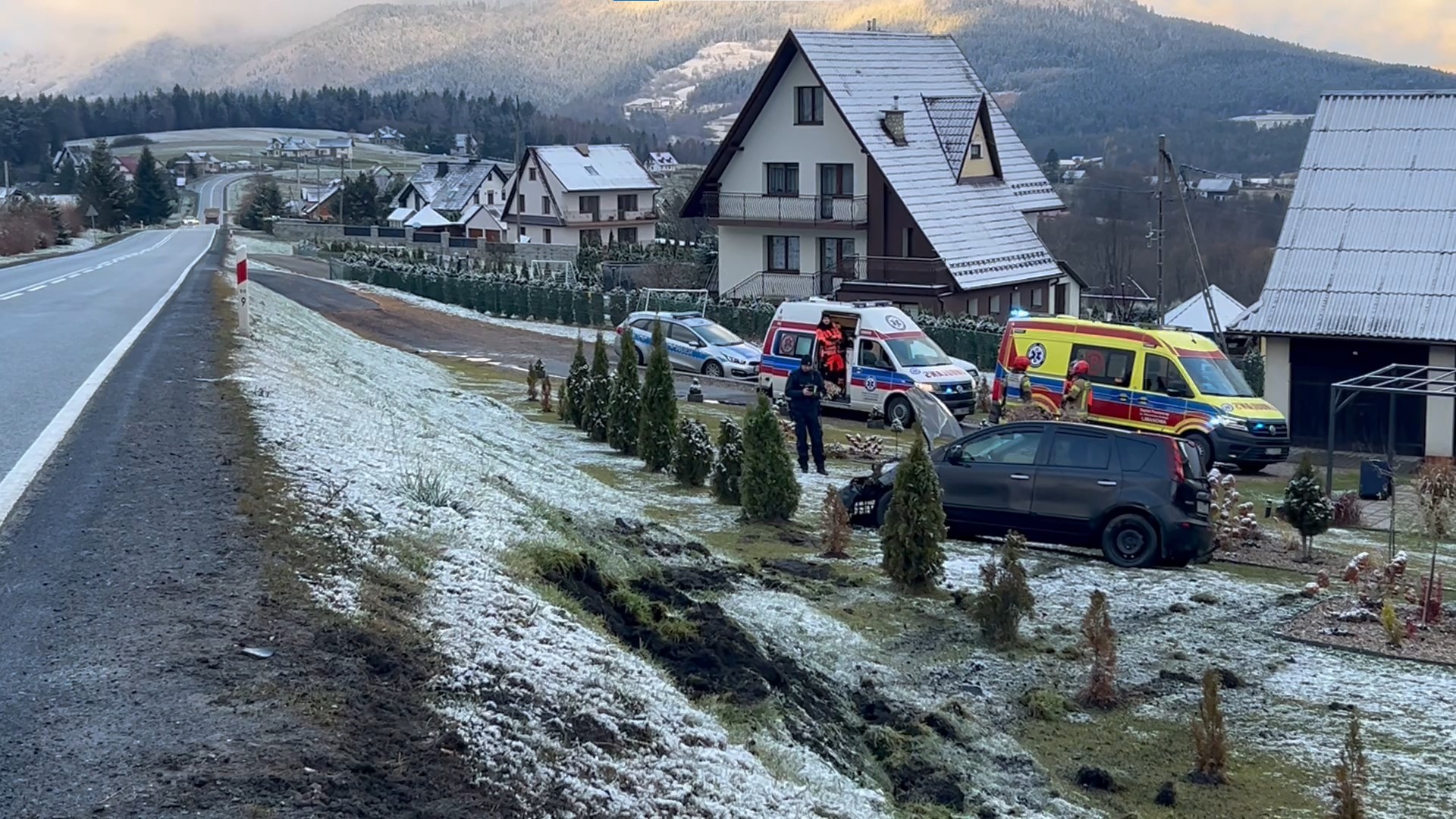 Kasina Wielka. Samochód osobowy wypadł z drogi i dachował