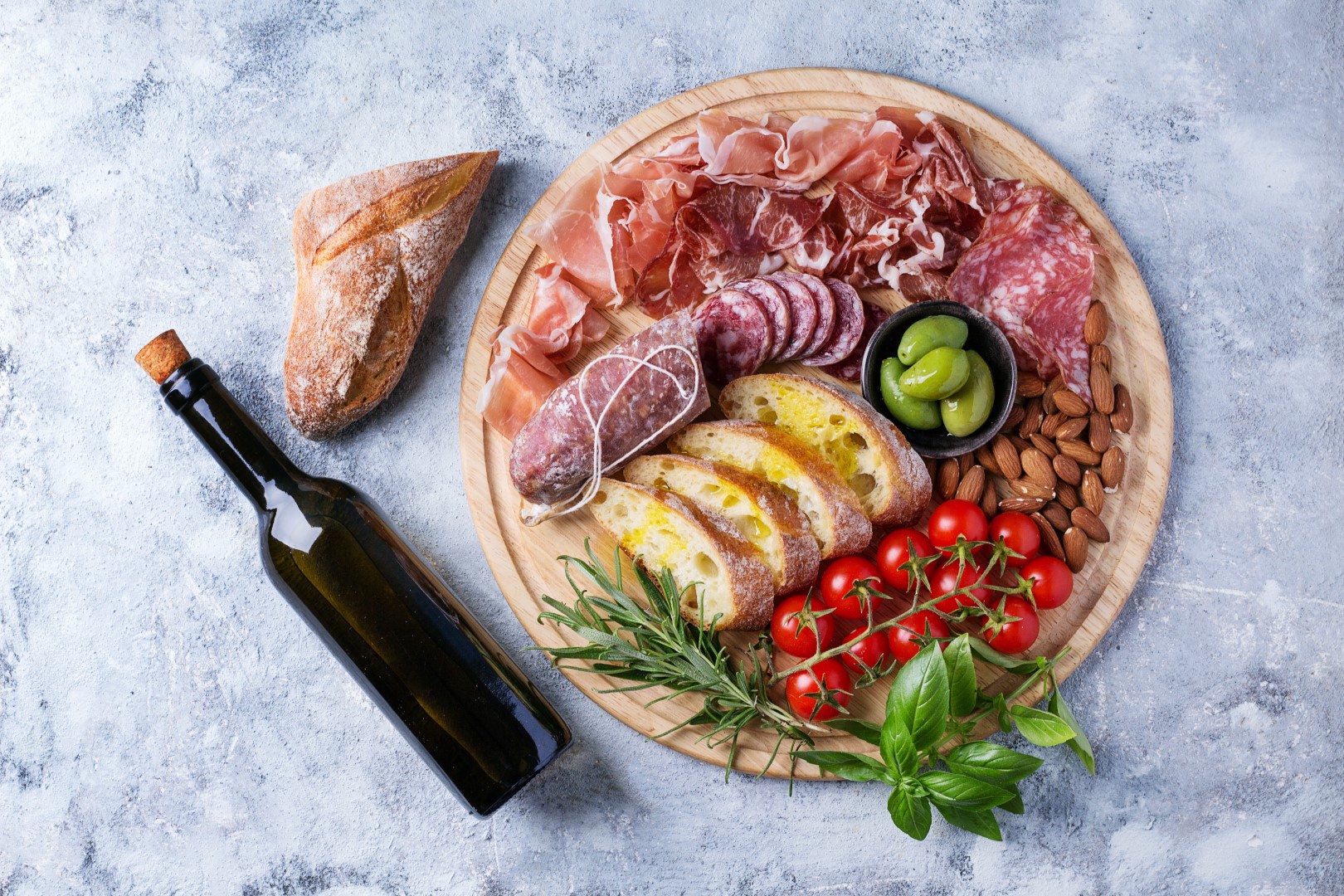 Jakie wino do wędlin? Regionalne smaki i trafione połączenia